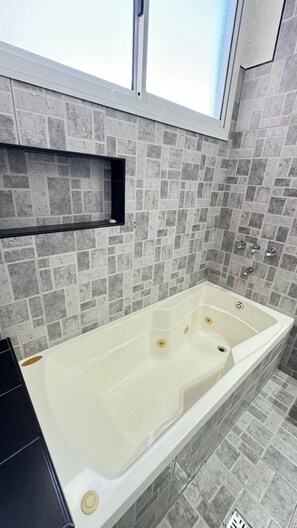 Banheira de hidromassagem, secador de cabelo, toalhas de banho, sabonete