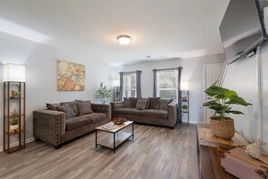 Smart TV, fireplace, books - Modern Livingston Home In Gated Lakeside Community (Livingston)