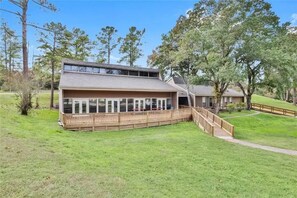 Exterior - Modern Livingston Home In Gated Lakeside Community (Livingston)