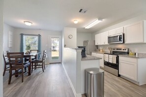 Fridge, microwave, oven, stovetop - Modern Livingston Home In Gated Lakeside Community (Livingston)