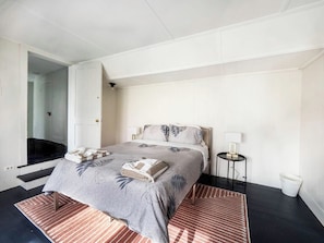 6 bedrooms, desk, iron/ironing board, WiFi