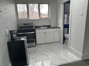 冷蔵庫、電子レンジ、オーブン、コンロ