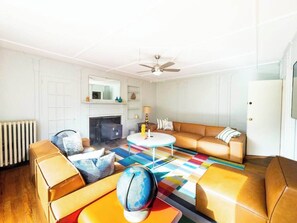 テレビ、暖炉、書斎 / ワークスペース