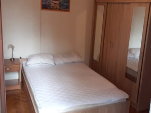 Apartment (One Bedroom Apartment with Terrace) | 3 Schlafzimmer, kostenloses WLAN