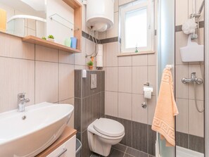 Apartment (Two Bedroom Apartment with Terrace an) | Bathroom | Shower, towels