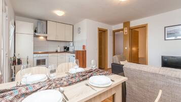 Apartment (Two Bedroom Apartment with Terrace an) | Dining room