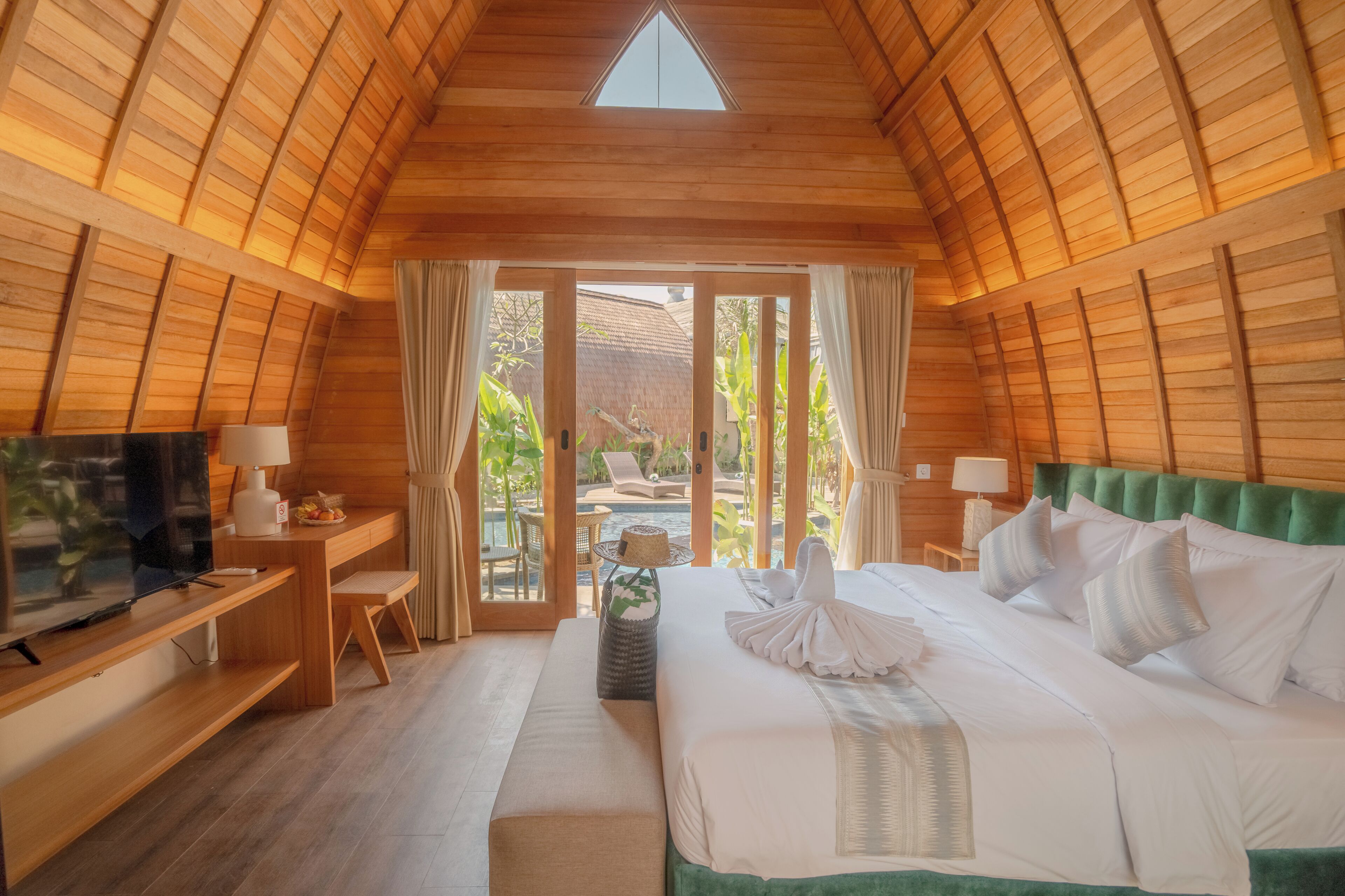 Phòng Premier | Két bảo mật tại phòng, trang trí khác biệt 