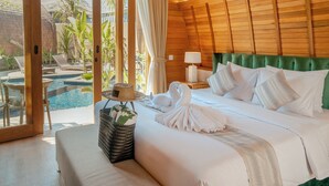A hotel room with a bed, a view of a swimming pool, and a wooden ceiling. - Abian Klumpu Villa & Spa Sanur Bali (Denpasar)