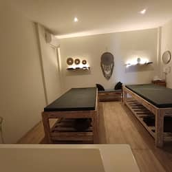 Vartalohoitoja, aromaterapiaa, vartalon kuorintoja, refleksologiaa