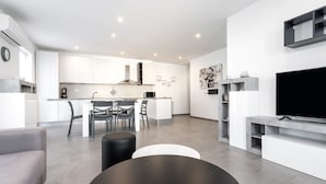 Căn hộ (Two Bedroom Apartment with Balcony) | Phòng khách