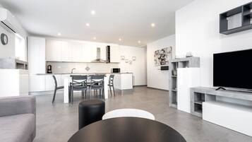 Departamento (Two Bedroom Apartment with Balcony) | Sala de estar | Televisión de pantalla plana de 32 pulgadas con canales vía satélite