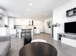 Lägenhet (Two Bedroom Apartment with Balcony) | Vardagsrum | 32-tums platt-tv med satellitkanaler