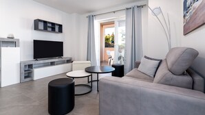 Căn hộ (Two Bedroom Apartment with Balcony) | Phòng khách