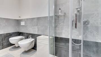 Apartment (One Bedroom Apartment with Balcony) | Bathroom | Shower, towels