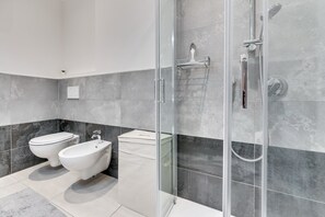 Apartment (One Bedroom Apartment with Balcony) | Bathroom