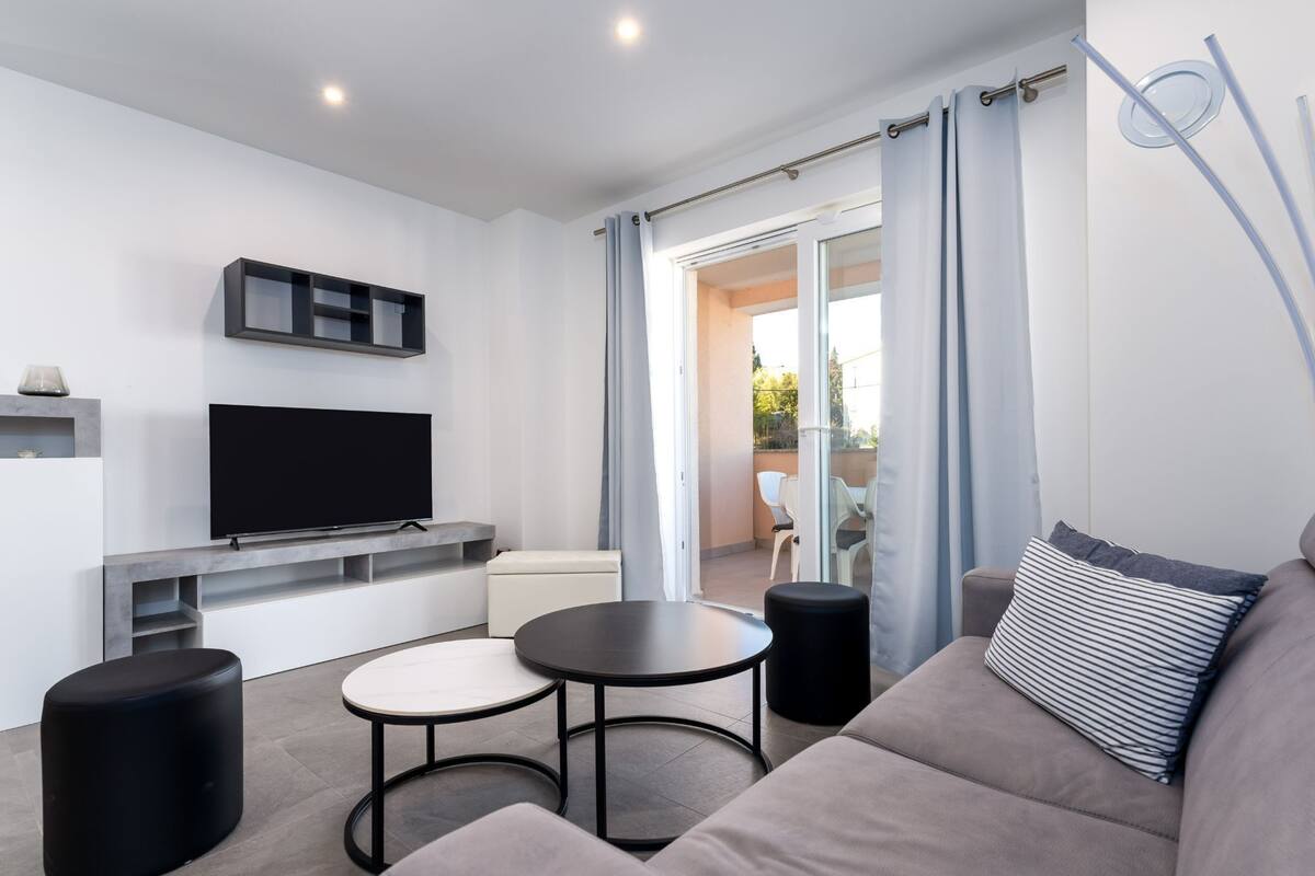 Leilighet (Two Bedroom Apartment with Balcony) | Oppholdsrom | En 32-tommers Flatskjerm-TV med Parabol-TV