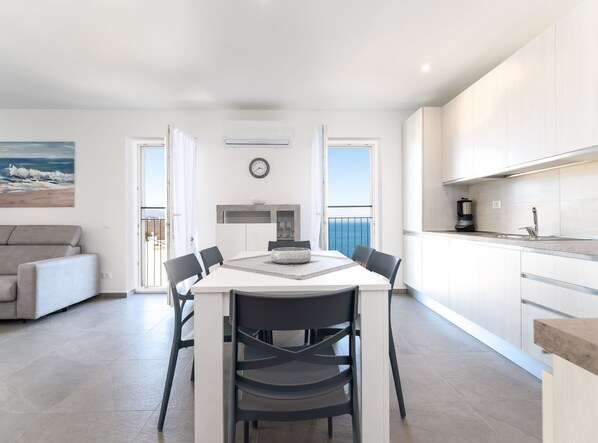 Apartment (Two Bedroom Apartment with Balcony) | Eigene Küche | Kühlschrank