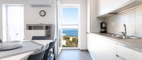Appartement (Two Bedroom Apartment with Balcony) | Cuisine privée | Réfrigérateur