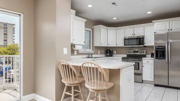 Coffee/tea maker, fridge, microwave, oven