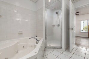 Dusche, Whirlpool, Handtücher, Seife