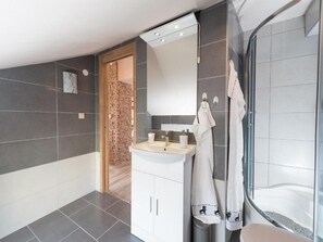Huoneisto (One Bedroom Apartment with Sea View) | Kylpyhuone | Suihku, pyyhkeet