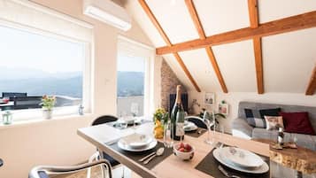 Apartment (One Bedroom Apartment with Sea View) | Dining room