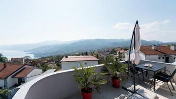 Apartment (One Bedroom Apartment with Sea View) | Balcony