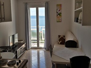 Huoneisto (One Bedroom Apartment with Sea View) | Olohuone