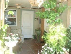 Small courtyard  - 2 Bed 2 full Bath Modern Condo near Convention Center Downtown  (San Jose)