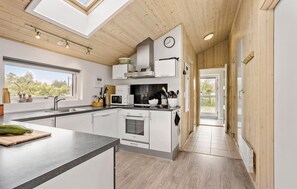 Kjøleskap, ovn, kokeplater og oppvaskmaskin