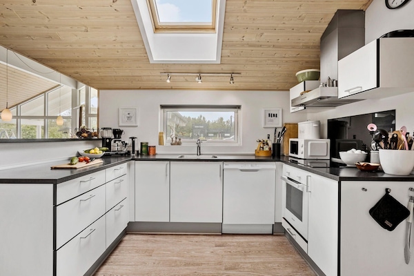 Een koelkast, een oven, een kookplaat, een vaatwasser