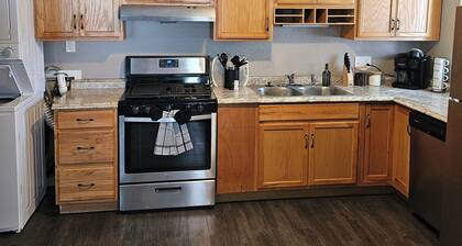 Modern 3BD/2BA near U of I with a large master suite!