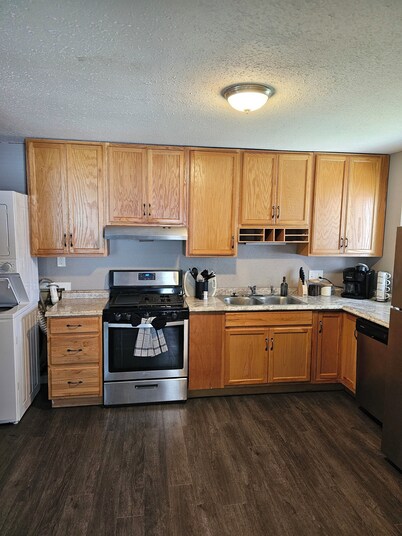 Modern 3BD/2BA near U of I with a large master suite!