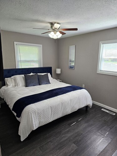 Modern 3BD/2BA near U of I with a large master suite!