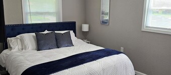 Modern 3BD/2BA near U of I with a large master suite!