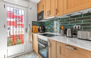 Kjøleskap, ovn, kokeplater og oppvaskmaskin