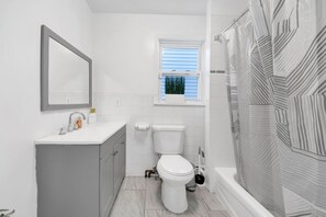 Bathroom - Luxury 3 BR Near NYC with Easy Parking (Yonkers)