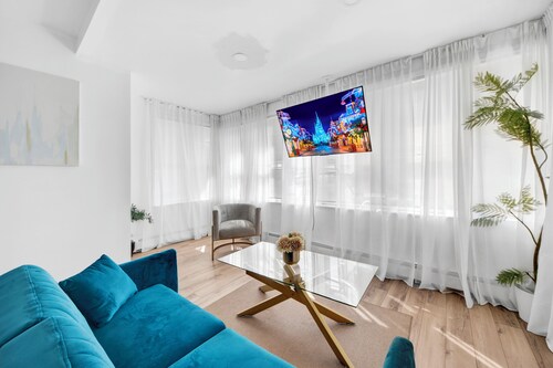Luxury 3 BR Near NYC with Easy Parking