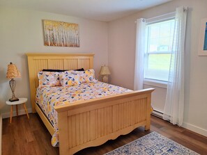 2 makuuhuonetta, työpöytä, silitysrauta/-lauta, ilmainen Wi-Fi