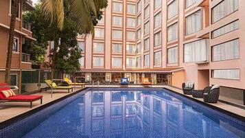 Una piscina al aire libre, sombrillas