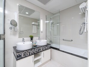 House | Bathroom - Dlx 21st Flr 3BR Pool/gym Near Mall by Belvilla (Dubai)
