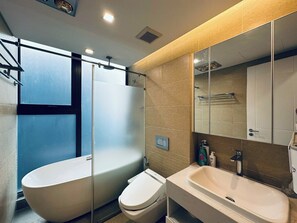 Deluxe-Apartment, 3 Schlafzimmer | Badezimmer | Hausschuhe