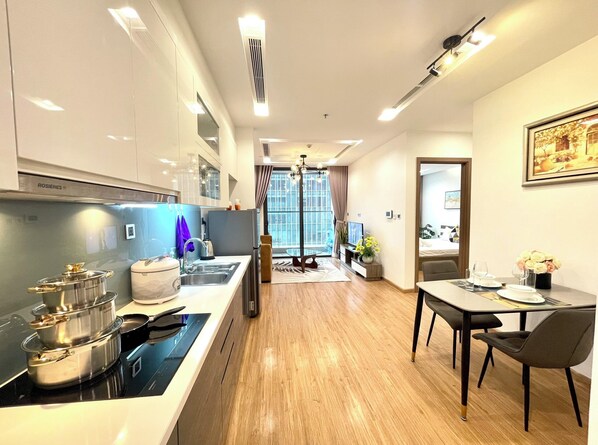 Deluxe Apartment, 1 Bedroom | Private kitchen | Full-sized fridge, microwave, stovetop, rice cooker - Hagi APT - Vinhomes Metropolis in Ha Noi (Hanoi)