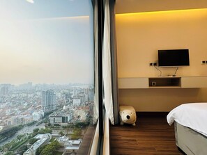 Deluxe Apartment, 3 Bedrooms | Blackout curtains, soundproofing, iron/ironing board, free WiFi - Hagi APT - Vinhomes Metropolis in Ha Noi (Hanoi)