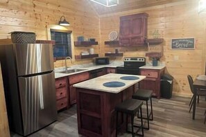 Fridge, microwave, oven, stovetop - Misty Pine Cabin · A Great Escape! (Broken Bow)