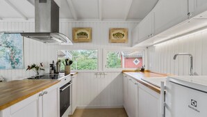 Kaffetrakter/tekoker, kjøleskap, kokeplater og oppvaskmaskin