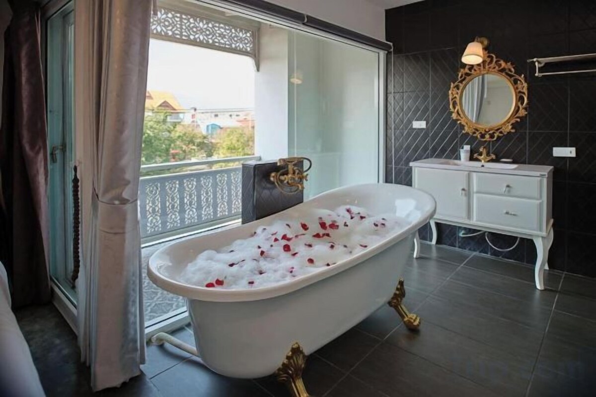 Badezimmer | Kostenlose Toilettenartikel, Haartrockner, Hausschuhe, Handtücher