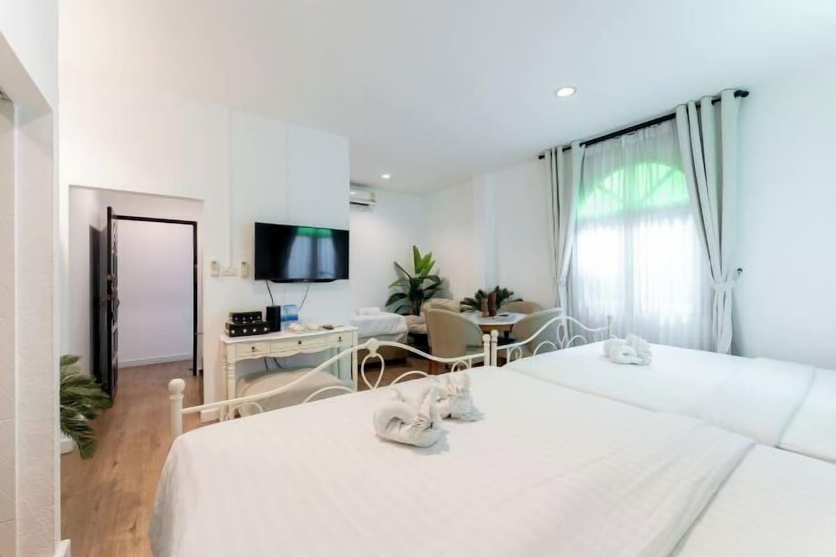 Minibar, caja fuerte, escritorio y sistema de insonorización