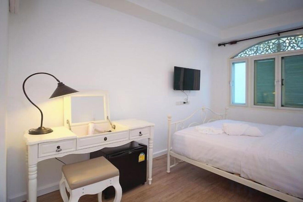 Minibar, caja de seguridad en la habitación y escritorio