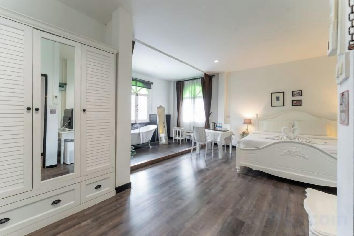 Minibar, coffres-forts dans les chambres, bureau, chambres insonorisées